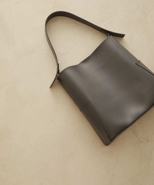 SALON adam et rope'（サロン アダム エ ロペ）の「[ご好評につき新色追加]ダブルポケットワンハンドルバッグ（トートバッグ・レディース・ブラック/グレー/オフホワイト/ダークブラウン/シルバー系その他・FREE）」の6枚目の写真