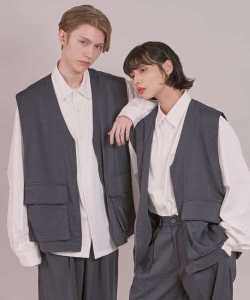 FFEIN(フェイン)の「【FFEIN(フェイン)】TR CARGO VEST / TR カーゴポケット ZIP ベスト(ベスト・メンズ・ライトグレー/チャコール/ブラック・MEDIUM/LARGE)」の1枚目の写真