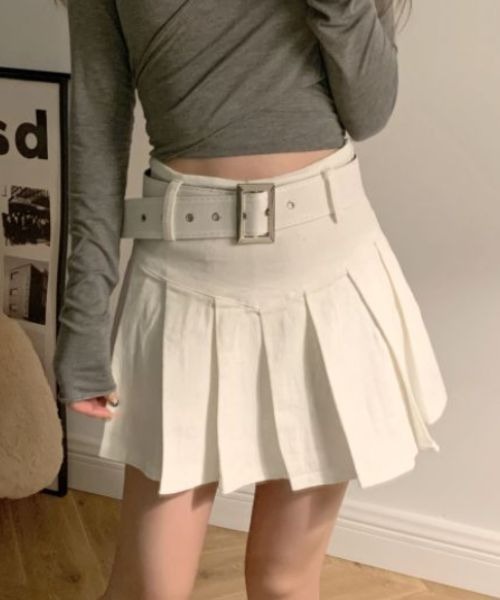 SONA（ソナ）の「SONA レトロライクベルトAラインプリーツミニスカート（スカート・レディース・ホワイト/ブラック/ベージュ/ブルーグリーン・SMALL/MEDIUM）」の2枚目の写真