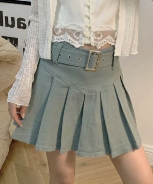 SONA（ソナ）の「SONA レトロライクベルトAラインプリーツミニスカート（スカート・レディース・ホワイト/ブラック/ベージュ/ブルーグリーン・SMALL/MEDIUM）」の4枚目の写真