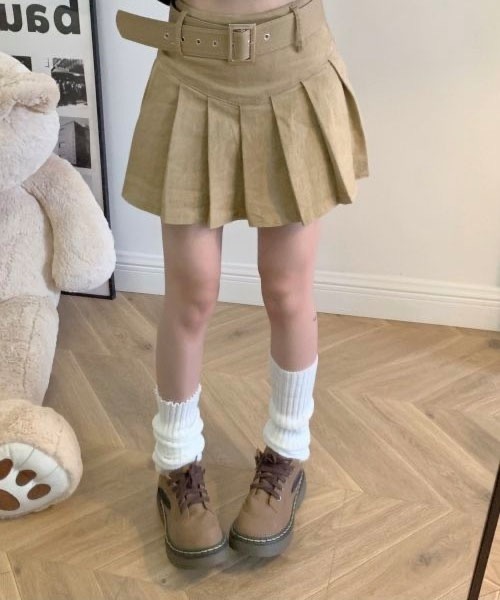 SONA（ソナ）の「SONA レトロライクベルトAラインプリーツミニスカート（スカート・レディース・ホワイト/ブラック/ベージュ/ブルーグリーン・SMALL/MEDIUM）」の6枚目の写真