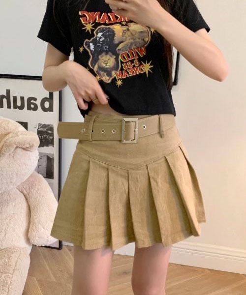 SONA（ソナ）の「SONA レトロライクベルトAラインプリーツミニスカート（スカート・レディース・ホワイト/ブラック/ベージュ/ブルーグリーン・SMALL/MEDIUM）」の7枚目の写真