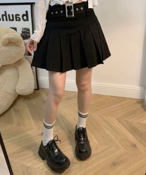 SONA（ソナ）の「SONA レトロライクベルトAラインプリーツミニスカート（スカート・レディース・ホワイト/ブラック/ベージュ/ブルーグリーン・SMALL/MEDIUM）」の9枚目の写真