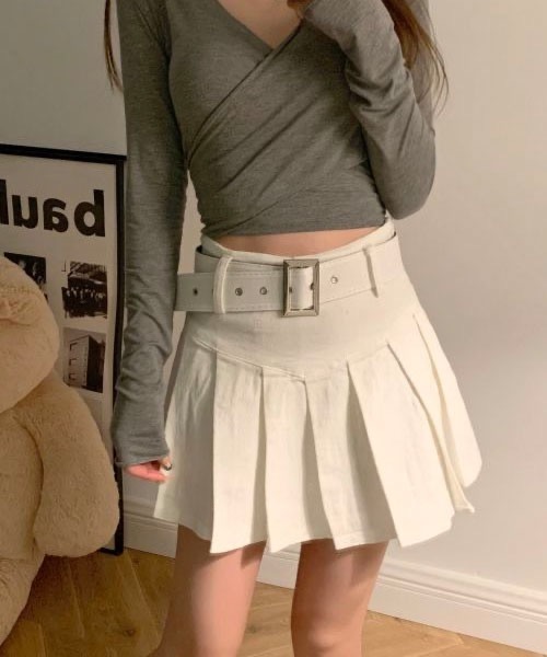 SONA（ソナ）の「SONA レトロライクベルトAラインプリーツミニスカート（スカート・レディース・ホワイト/ブラック/ベージュ/ブルーグリーン・SMALL/MEDIUM）」の13枚目の写真