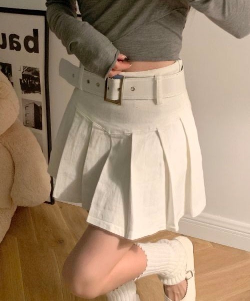 SONA（ソナ）の「SONA レトロライクベルトAラインプリーツミニスカート（スカート・レディース・ホワイト/ブラック/ベージュ/ブルーグリーン・SMALL/MEDIUM）」の14枚目の写真