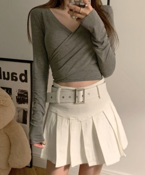 SONA（ソナ）の「SONA レトロライクベルトAラインプリーツミニスカート（スカート・レディース・ホワイト/ブラック/ベージュ/ブルーグリーン・SMALL/MEDIUM）」の12枚目の写真