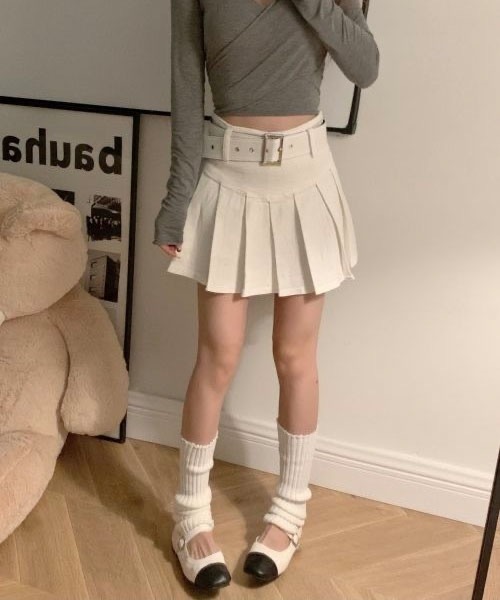 SONA（ソナ）の「SONA レトロライクベルトAラインプリーツミニスカート（スカート・レディース・ホワイト/ブラック/ベージュ/ブルーグリーン・SMALL/MEDIUM）」の11枚目の写真