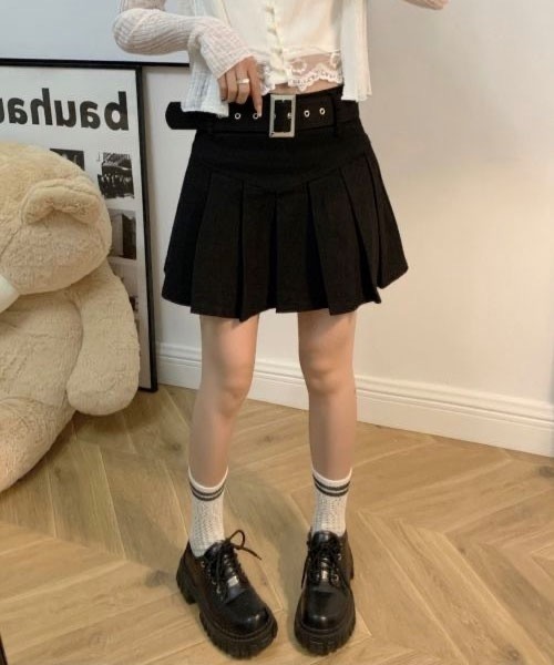 SONA（ソナ）の「SONA レトロライクベルトAラインプリーツミニスカート（スカート・レディース・ホワイト/ブラック/ベージュ/ブルーグリーン・SMALL/MEDIUM）」の8枚目の写真