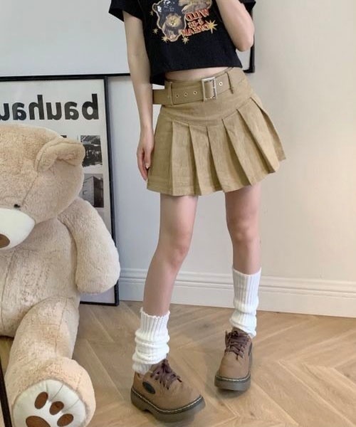 SONA（ソナ）の「SONA レトロライクベルトAラインプリーツミニスカート（スカート・レディース・ホワイト/ブラック/ベージュ/ブルーグリーン・SMALL/MEDIUM）」の5枚目の写真