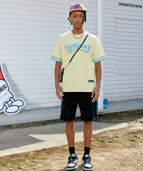 A'GEM9(エージェムナイン)の「A'GEM/9 × .kom『DONSMOKE/ドンスモーク』袖ラインロゴ半袖カットソー(Tシャツ/カットソー・メンズ・ホワイト/ブルー/イエロー・M)」の7枚目の写真