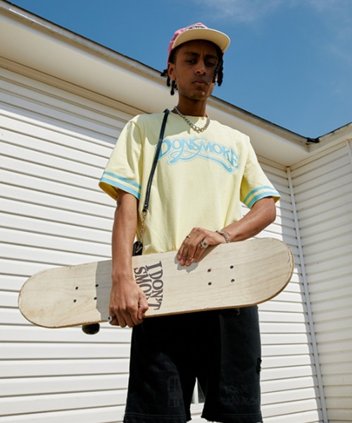 A'GEM9(エージェムナイン)の「A'GEM/9 × .kom『DONSMOKE/ドンスモーク』袖ラインロゴ半袖カットソー(Tシャツ/カットソー・メンズ・ホワイト/ブルー/イエロー・M)」の9枚目の写真