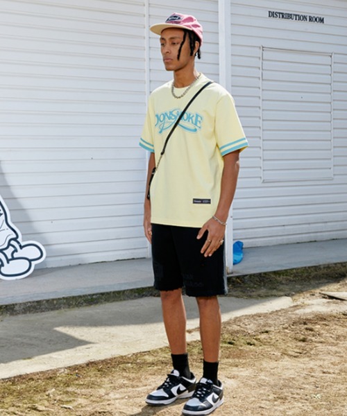 A'GEM9(エージェムナイン)の「A'GEM/9 × .kom『DONSMOKE/ドンスモーク』袖ラインロゴ半袖カットソー(Tシャツ/カットソー・メンズ・ホワイト/ブルー/イエロー・M)」の4枚目の写真