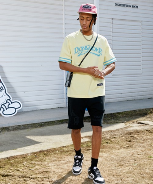 A'GEM9(エージェムナイン)の「A'GEM/9 × .kom『DONSMOKE/ドンスモーク』袖ラインロゴ半袖カットソー(Tシャツ/カットソー・メンズ・ホワイト/ブルー/イエロー・M)」の10枚目の写真