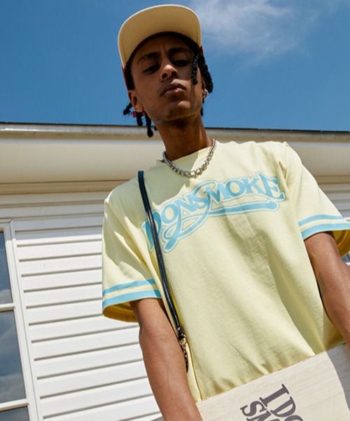A'GEM9(エージェムナイン)の「A'GEM/9 × .kom『DONSMOKE/ドンスモーク』袖ラインロゴ半袖カットソー(Tシャツ/カットソー・メンズ・ホワイト/ブルー/イエロー・M)」の6枚目の写真