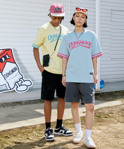 A'GEM9(エージェムナイン)の「A'GEM/9 × .kom『DONSMOKE/ドンスモーク』袖ラインロゴ半袖カットソー(Tシャツ/カットソー・メンズ・ホワイト/ブルー/イエロー・M)」の8枚目の写真