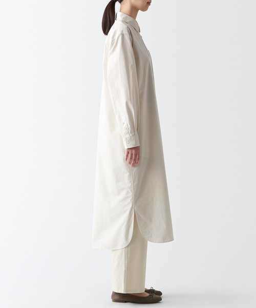 無印良品（ムジルシリョウヒン）の「洗いざらしブロードレギュラーカラー長袖ワンピース（ワンピース・レディース・オフホワイト/ブラウン系/ブラック・XXL/S/XL/L/XS/M）」の5枚目の写真