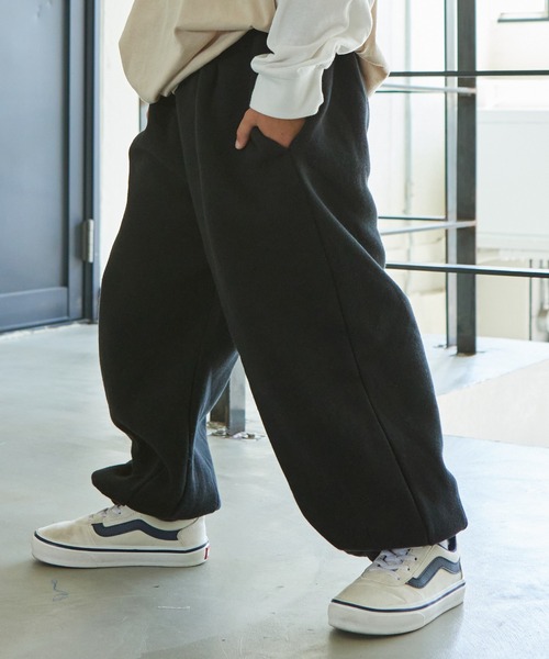PAIRMANON STREET（ペアマノンストリート）の「【PAIRMANON STREET】タック入り バルーンシルエット ワイドパンツ（スウェットパンツ・キッズ・その他/マスタード/ブラック系その他/グレー/ブラウン/ネイビー/レッド系その他/その他1・110/120/130/140/150/90/100）」の2枚目の写真