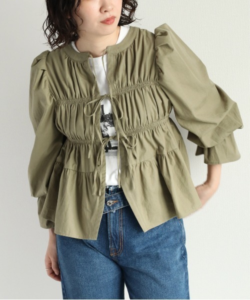 cepo（セポ）の「シャーリングリボンブラウス 2WAY（シャツ/ブラウス・レディース・ブラック/カーキ/オフホワイト・M）」の3枚目の写真