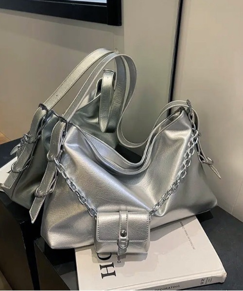 BARELY BLUE（ベアリーブルー）の「【 BARELY BLUE / ベアリーブルー 】 ミニポーチ付き スクエア ショルダーバッグ（ショルダーバッグ・レディース・ブラック/ホワイト/シルバー・FREE）」の3枚目の写真