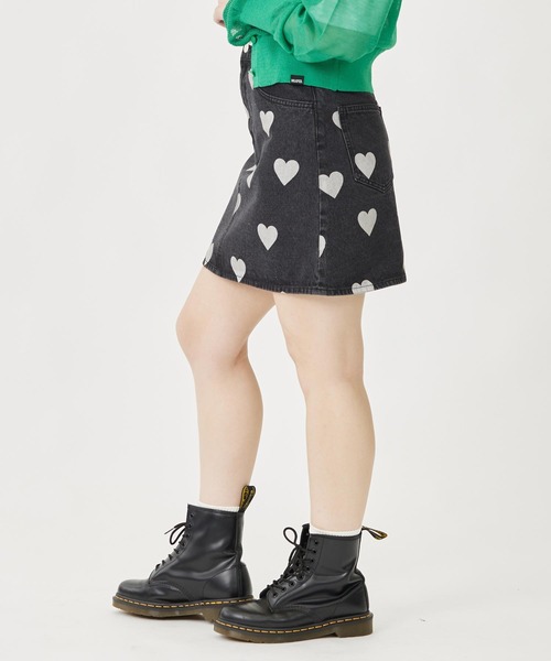 MILKFED.（ミルクフェド）の「HEART PRINTED DENIM SKIRT（デニムスカート・レディース・ライトインディゴブルー/ブラック・S/M）」の3枚目の写真