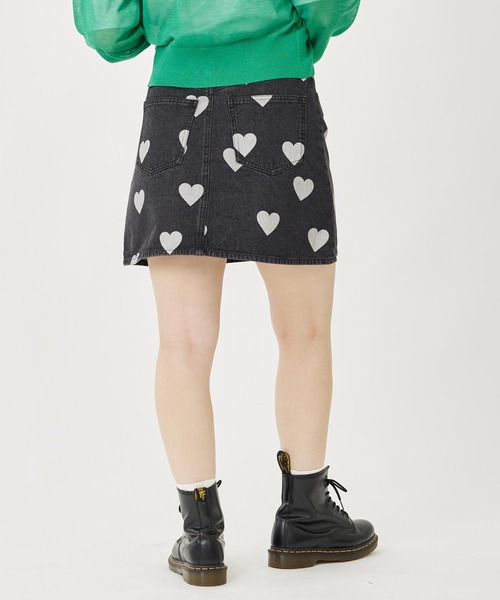 MILKFED.（ミルクフェド）の「HEART PRINTED DENIM SKIRT（デニムスカート・レディース・ライトインディゴブルー/ブラック・S/M）」の4枚目の写真