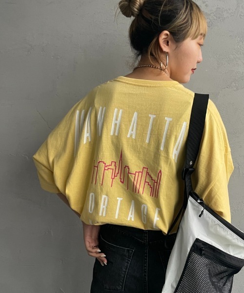 Manhattan Portage（マンハッタンポーテージ）の「[MANHATTAN PORTAGE/マンハッタンポーテージ] 別注 ショート丈バックプリントTシャツ（Tシャツ/カットソー・レディース・イエロー/ホワイト/ブラック/サックスブルー・F）」の4枚目の写真
