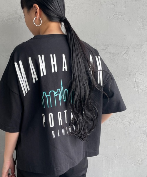 Manhattan Portage（マンハッタンポーテージ）の「[MANHATTAN PORTAGE/マンハッタンポーテージ] 別注 ショート丈バックプリントTシャツ（Tシャツ/カットソー・レディース・イエロー/ホワイト/ブラック/サックスブルー・F）」の2枚目の写真