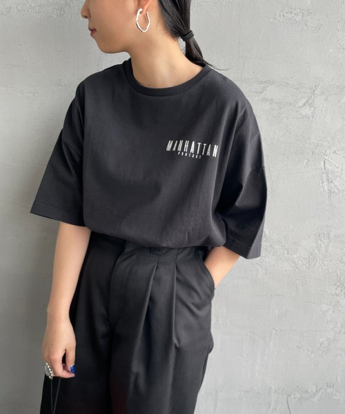 Manhattan Portage（マンハッタンポーテージ）の「[MANHATTAN PORTAGE/マンハッタンポーテージ] 別注 ショート丈バックプリントTシャツ（Tシャツ/カットソー・レディース・イエロー/ホワイト/ブラック/サックスブルー・F）」の6枚目の写真