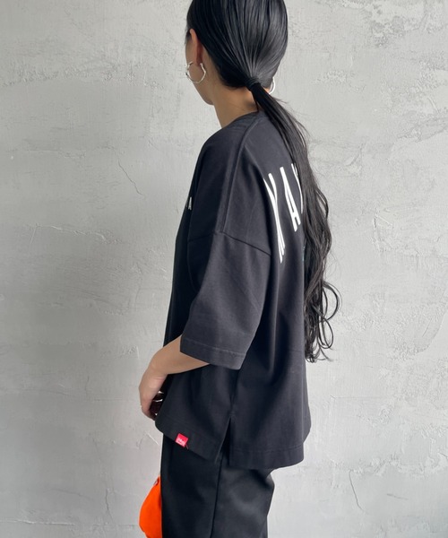 Manhattan Portage（マンハッタンポーテージ）の「[MANHATTAN PORTAGE/マンハッタンポーテージ] 別注 ショート丈バックプリントTシャツ（Tシャツ/カットソー・レディース・イエロー/ホワイト/ブラック/サックスブルー・F）」の11枚目の写真