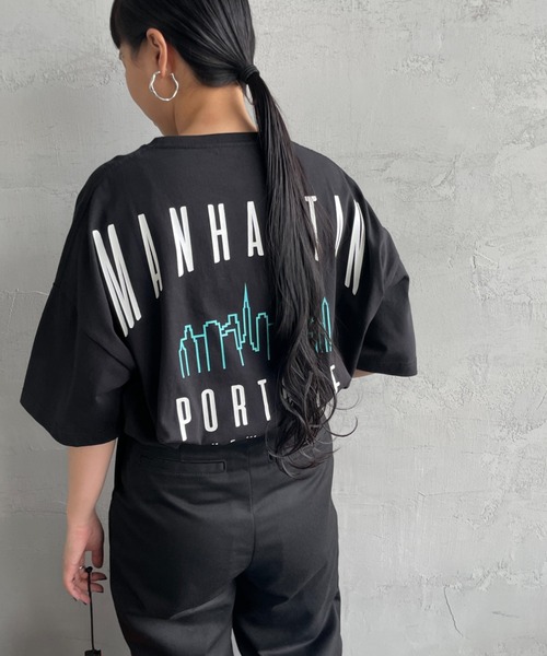 Manhattan Portage（マンハッタンポーテージ）の「[MANHATTAN PORTAGE/マンハッタンポーテージ] 別注 ショート丈バックプリントTシャツ（Tシャツ/カットソー・レディース・イエロー/ホワイト/ブラック/サックスブルー・F）」の7枚目の写真