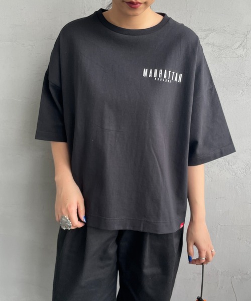 Manhattan Portage（マンハッタンポーテージ）の「[MANHATTAN PORTAGE/マンハッタンポーテージ] 別注 ショート丈バックプリントTシャツ（Tシャツ/カットソー・レディース・イエロー/ホワイト/ブラック/サックスブルー・F）」の10枚目の写真