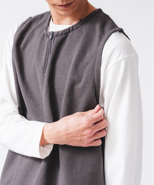 quadro（クオドロ）の「裏毛風天竺ファスナー開きベスト（ベスト