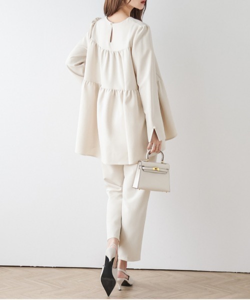 AMELY(エミリー)の「バックティアードセットアップ(セットアップ・レディース・ベージュ系/ネイビー/グレー/ブラック・M/L)」の3枚目の写真
