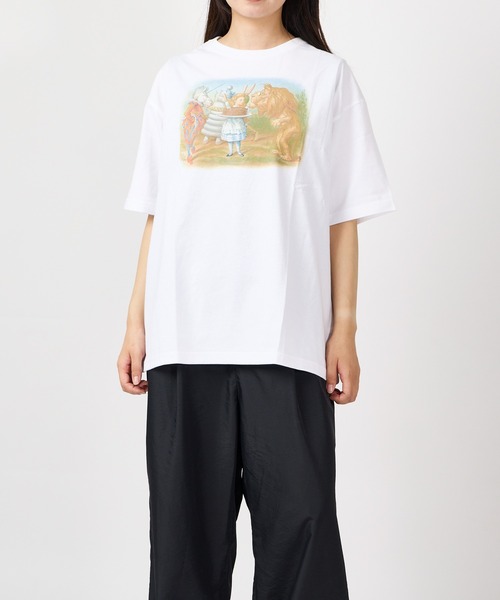 salle de bal（サルデバル）の「THE MACMILLAN Alice /  マクミラン・アリス 不思議の国のアリス ビッグTシャツ MA8474567 WNI DC（Tシャツ/カットソー・レディース・ベージュ/ブラック/ホワイト/ピンク・FREE）」の6枚目の写真