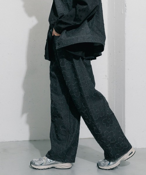 SENSE OF PLACE by URBAN RESEARCH（センスオブプレイスバイアーバンリサーチ）の「『セットアップ対応』 フラワーデニムワイドパンツ（デニムパンツ・メンズ・アイボリー/ブラック・MEDIUM/LARGE）」の4枚目の写真