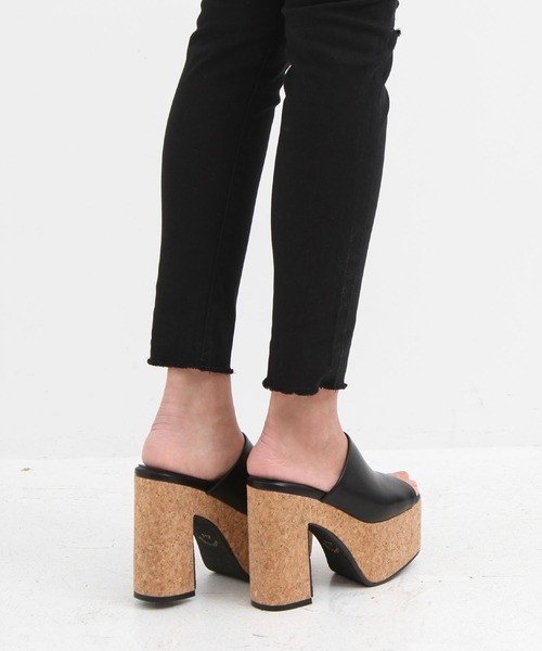 Newlyme（ニューリーミー）の「厚底バルキーミュールサンダル（サンダル・レディース・ホワイト系その他/ブラック/アイボリー/ブラック系その他・22.5cm/23cm/23.5cm/24cm/24.5cm/25cm）」の16枚目の写真