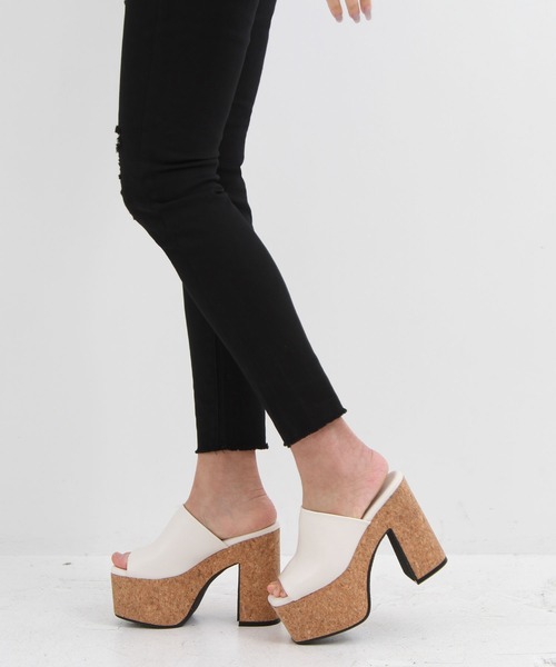 Newlyme（ニューリーミー）の「厚底バルキーミュールサンダル（サンダル・レディース・ホワイト系その他/ブラック/アイボリー/ブラック系その他・22.5cm/23cm/23.5cm/24cm/24.5cm/25cm）」の8枚目の写真