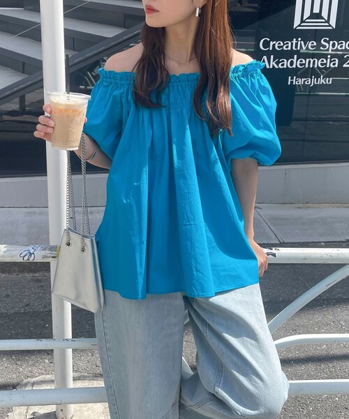 fredy emue(フレディエミュ)の「2WAYオフショルギャザーブラウス(シャツ/ブラウス・レディース・オフホワイト/ブルー/ブラック・38)」の3枚目の写真