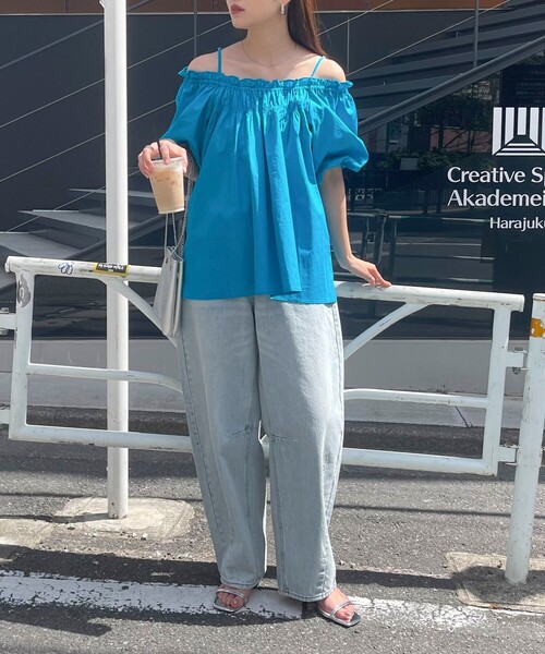 fredy emue(フレディエミュ)の「2WAYオフショルギャザーブラウス(シャツ/ブラウス・レディース・オフホワイト/ブルー/ブラック・38)」の4枚目の写真