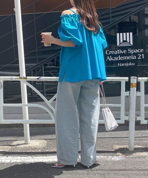 fredy emue(フレディエミュ)の「2WAYオフショルギャザーブラウス(シャツ/ブラウス・レディース・オフホワイト/ブルー/ブラック・38)」の5枚目の写真