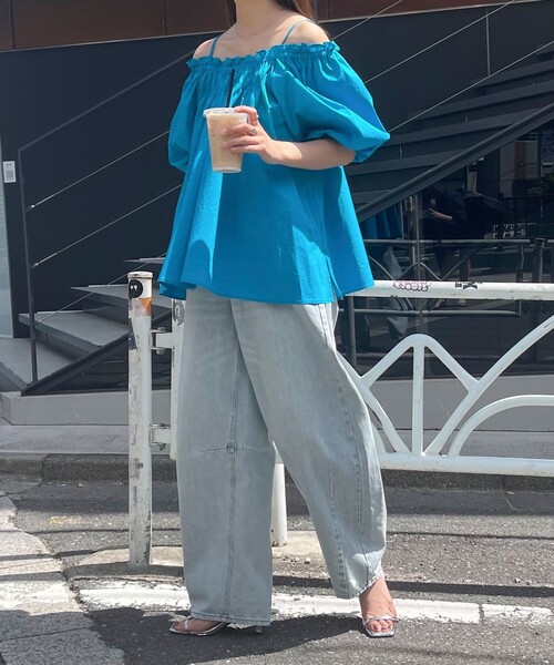 fredy emue(フレディエミュ)の「2WAYオフショルギャザーブラウス(シャツ/ブラウス・レディース・オフホワイト/ブルー/ブラック・38)」の6枚目の写真