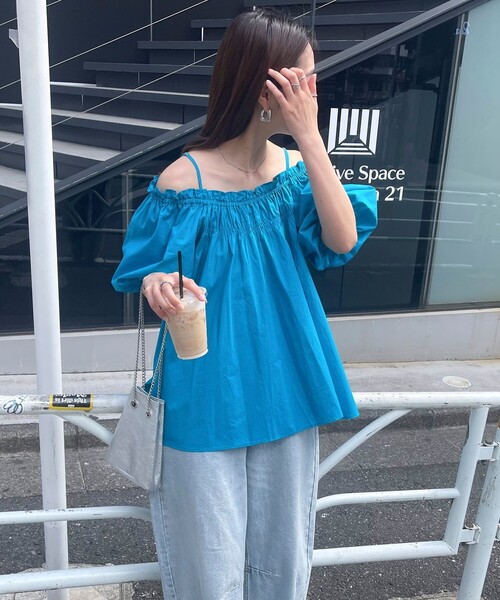 fredy emue(フレディエミュ)の「2WAYオフショルギャザーブラウス(シャツ/ブラウス・レディース・オフホワイト/ブルー/ブラック・38)」の7枚目の写真