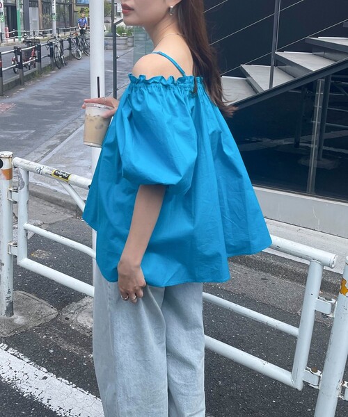 fredy emue(フレディエミュ)の「2WAYオフショルギャザーブラウス(シャツ/ブラウス・レディース・オフホワイト/ブルー/ブラック・38)」の9枚目の写真