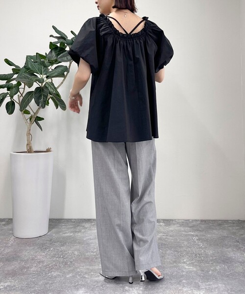 fredy emue(フレディエミュ)の「2WAYオフショルギャザーブラウス(シャツ/ブラウス・レディース・オフホワイト/ブルー/ブラック・38)」の12枚目の写真