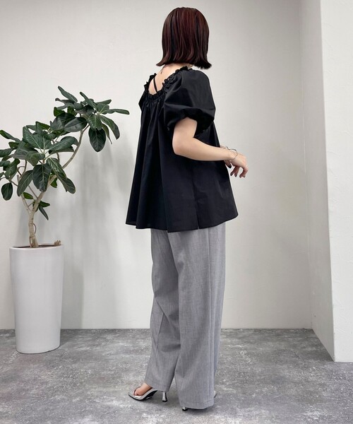 fredy emue(フレディエミュ)の「2WAYオフショルギャザーブラウス(シャツ/ブラウス・レディース・オフホワイト/ブルー/ブラック・38)」の13枚目の写真