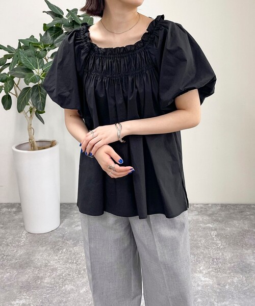 fredy emue(フレディエミュ)の「2WAYオフショルギャザーブラウス(シャツ/ブラウス・レディース・オフホワイト/ブルー/ブラック・38)」の15枚目の写真