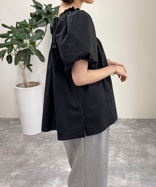 fredy emue(フレディエミュ)の「2WAYオフショルギャザーブラウス(シャツ/ブラウス・レディース・オフホワイト/ブルー/ブラック・38)」の17枚目の写真