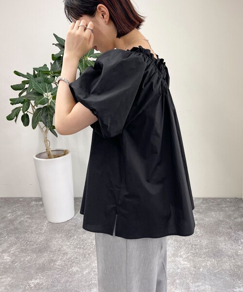 fredy emue(フレディエミュ)の「2WAYオフショルギャザーブラウス(シャツ/ブラウス・レディース・オフホワイト/ブルー/ブラック・38)」の19枚目の写真