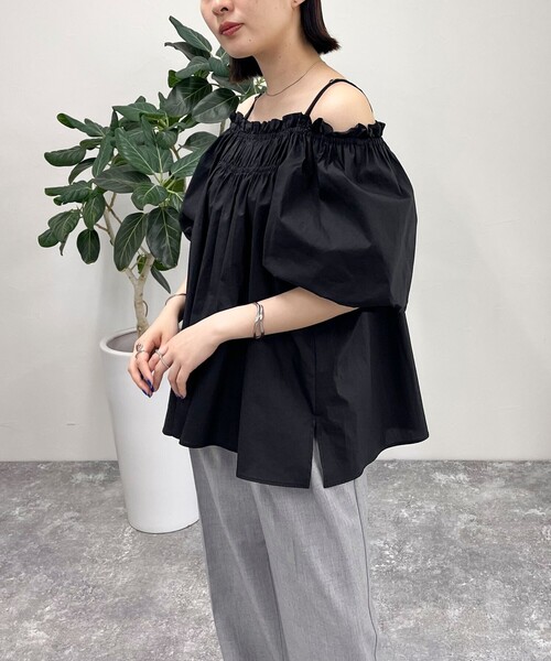 fredy emue(フレディエミュ)の「2WAYオフショルギャザーブラウス(シャツ/ブラウス・レディース・オフホワイト/ブルー/ブラック・38)」の21枚目の写真