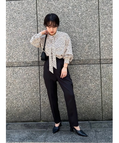 UR'S(ユアーズ)の「ハイウエストタックテーパードパンツ(その他パンツ・レディース・ブラック/ブルー/ネイビー/ホワイト/ベージュ・L/S/M)」の11枚目の写真